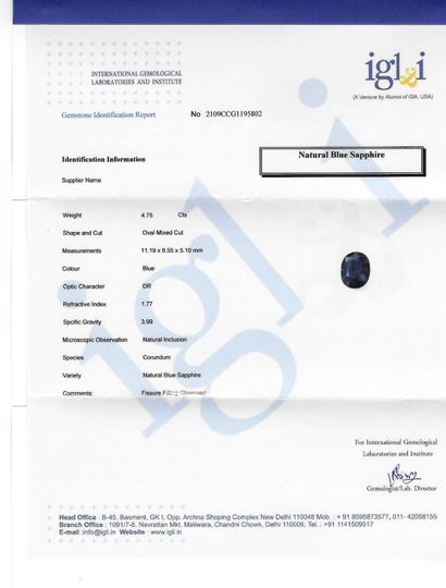 UN SAPHIR SUR PAPIER ET CERTIFICAT A sapphire on paper of faceted oval shape. Dimensions:...