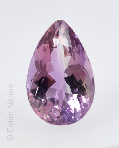 AMÉTRINE SUR PAPIER ET EXAMEN A faceted pear-shaped ametrine on paper. Dimensions:...