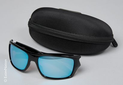 OAKLEY PAIR OF Prizm curved sunglasses, iridescent lenses (in case) (no condition...
