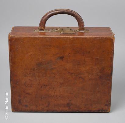 LOUIS VUITTON CIRCA 1920 SMALL CASE in natural leather, brass "porte-habit" lock,...