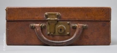 LOUIS VUITTON CIRCA 1920 SMALL CASE in natural leather, brass "porte-habit" lock,...