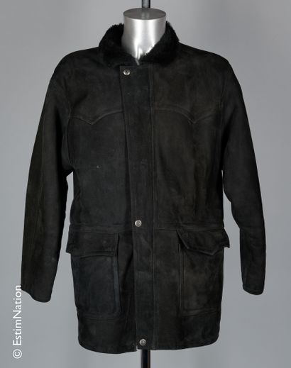 ANONYME SUR MESURE COAT in black wool sheepskin, zip fastening, two pockets (approx....