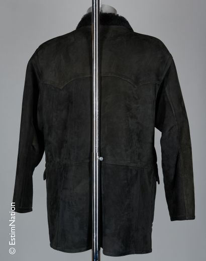 ANONYME SUR MESURE COAT in black wool sheepskin, zip fastening, two pockets (approx....