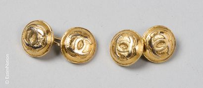 CHANEL VINTAGE PAIR OF GILDED METAL HANDLEBUTTONS (diam: 1.3 cm)