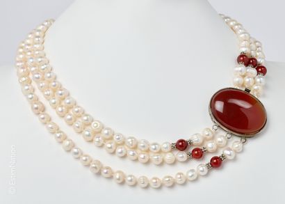 COLLIER PERLES Necklace with three strands of freshwater pearls. Oval metal ratchet...