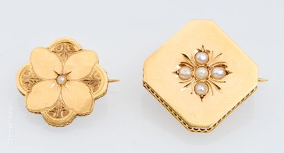 DEUX BROCHES EN OR JAUNE Set of two Brooches in 18K (750 thousandths) yellow gold....