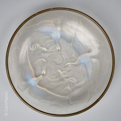 VERRERIE XXE SIECLE - VERLYS VERLYS FRANCE

Opalescent pressed and molded glass bowl...