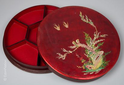 ARTS DECORATIFS - VIETNAM Large circular box in iridescent red lacquer, with painted...