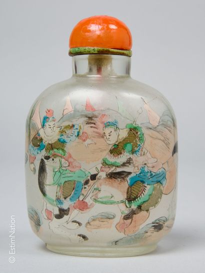 CHINE Snuff bottle painted under glass with a scene from The Three Kingdoms. Glass...