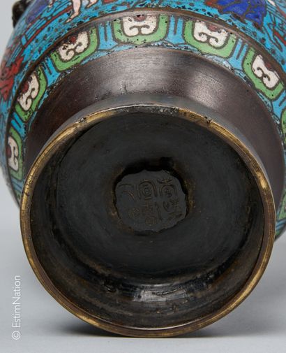 JAPON A bronze and cloisonné enamel globular vase with polychrome decoration on a...
