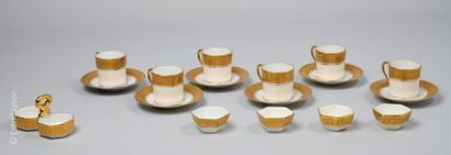 ART DE LA TABLE - PORCELAINES - LIMOGES Porcelain set including : 
- Porcelain cake...