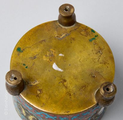 CHINE Brûle-parfum tripode en bronze et émaux cloisonnés, à décor polychrome de médaillons...