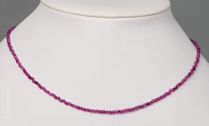 COLLIER RUBIS Collier ras du cou composé de petites perles facettées de rubis. Fermoir...