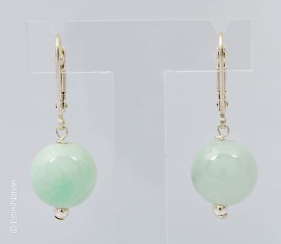 BOUCLES D'OREILLES JADE Paire de dormeuses présentant chacune une perle de jade (...