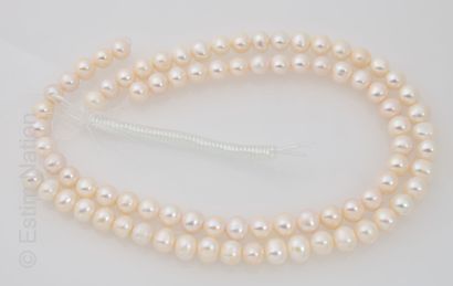 PERLES DE CULTURE Deux fils composés chacun de 42 perles de culture à enfiler. Diamètre...