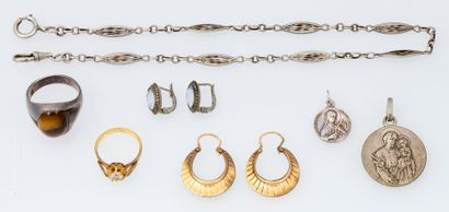 LOT BIJOUX DIVERS Lot de bijoux en argent (sup. 800 millièmes) comprenant , un collier...