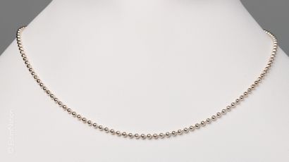 COLLIER ARGENT Collier ras du cou composé de petites perles en argent 925/°°. Fermoir...