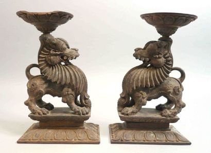 INDONESIE - XXe siècle Paire de supports en bois en forme de lion posé sur des socles...