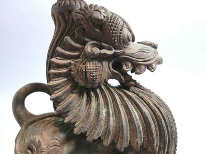INDONESIE - XXe siècle Paire de supports en bois en forme de lion posé sur des socles...