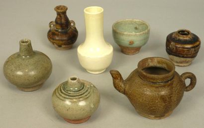 THAILANDE, Sawankalok - XIIIe/XIVe siècle Ensemble de 7 petits pots et vases en grès...