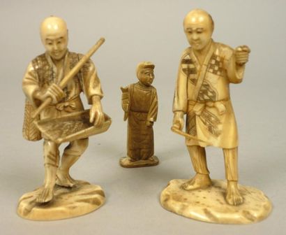 JAPON - XIXE SIÈCLE Trois okimono en ivoire et os, représentant des paysans debout....