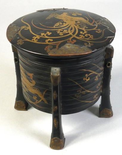 Japon XIXème siècle Boîte à thé ronde sur pied avec un couvercle en bois laqué noir...