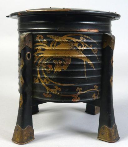 Japon XIXème siècle Boîte à thé ronde sur pied avec un couvercle en bois laqué noir...
