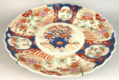 Japon XIXème siècle Paire de coupes polylobées en porcelaine à décor polychrome imari...