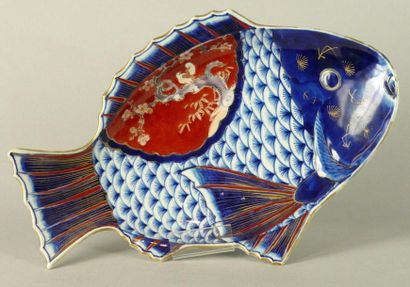 Japon XIXème siècle Plat en porcelaine à décor imari bleu rouge et or en forme de...