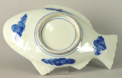 Japon XIXème siècle Plat en porcelaine à décor imari bleu rouge et or en forme de...