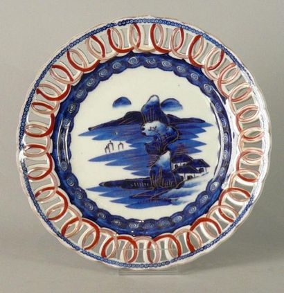 Japon XIXème siècle Petite assiette à bords contournés et ajourés en porcelaine à...
