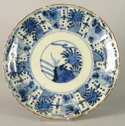 Japon XIXème siècle Petite assiette à bords contournés en porcelaine à décor bleu...