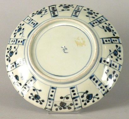 Japon XIXème siècle Petite assiette à bords contournés en porcelaine à décor bleu...