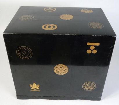 JAPON Epoque MEIJI (1868 - 1912) Boite à compartiments pour inro en laque noir, décoré...