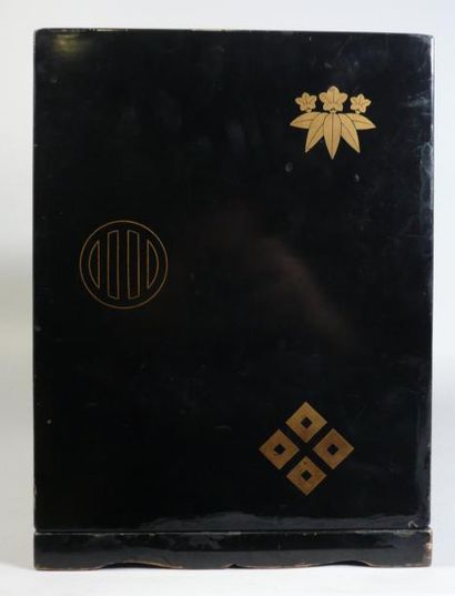 JAPON Epoque MEIJI (1868 - 1912) Boite à compartiments pour inro en laque noir, décoré...