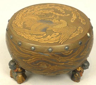 JAPON Epoque MEIJI (1868 - 1912) Kobako de forme ronde en forme de tambour supporté...