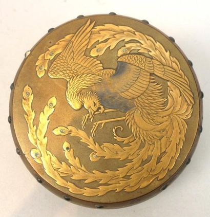 JAPON Epoque MEIJI (1868 - 1912) Kobako de forme ronde en forme de tambour supporté...