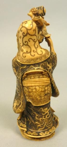 JAPON Epoque MEIJI (1868 - 1912) Okimono en ivoire à patine jaune, Fukurukuju montrant...