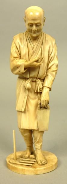 JAPON Epoque MEIJI (1868 - 1912) Okimono en ivoire à patine jaune, paysan debout...