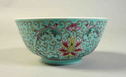 CHINE - XXe siècle Bol en porcelaine émaillée bleu turquoise à décor de motifs floraux...