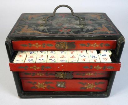 CHINE - XXe siècle Jeu de mahjong, les pions en ivoirine et bambou. (les jetons pour...