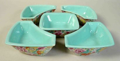 CHINE - XXe siècle Service de cinq récipients en porcelaine émaillée turquoise à...