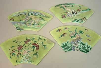 CHINE - Début XXe siècle Quatre plaques en forme d'éventails en porcelaine émaillée...
