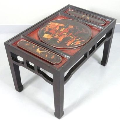 CHINE Table basse rectangulaire composée de 3 éléments en laque de Chine à décor...
