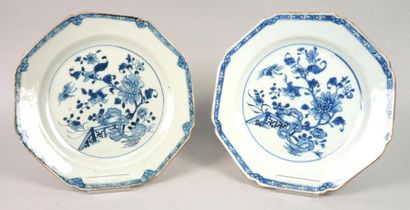 CHINE Paire d'assiettes en porcelaine de forme octogonale à décor en camaïeu de bleu...