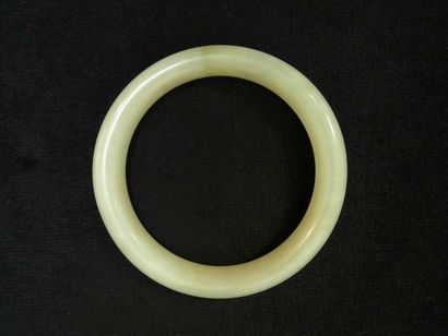 CHINE Bracelet jonc en jade clair. Intérieur: 6 cm
