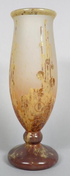 LE VERRE FRANÇAIS Vase tronconique en verre doublé reposant sur piédouche à décor...
