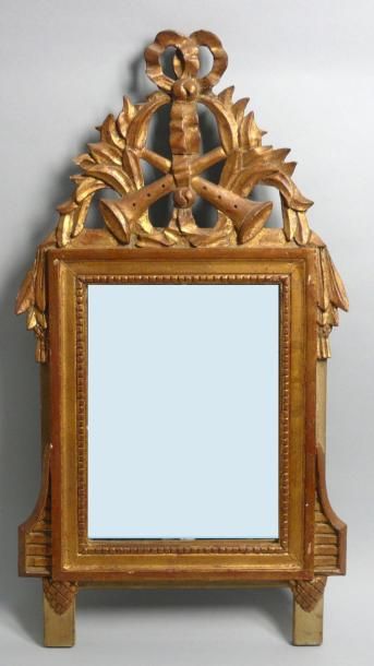 null Miroir en bois doré et sculpté de style Louis XVI à décor de cors de chasse...