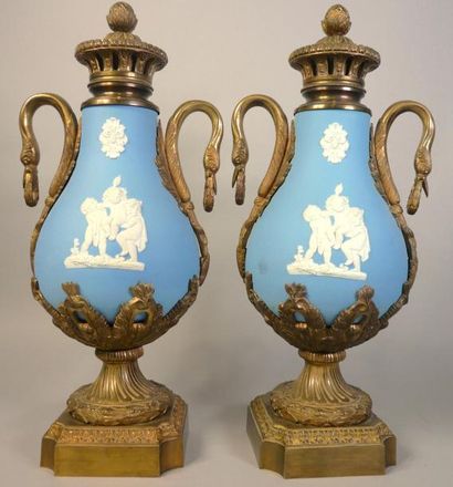 null Paire de vases couverts en biscuit bleu à décor blanc en relief de scènes représentant...