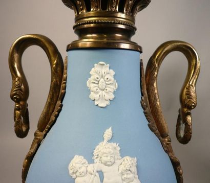 null Paire de vases couverts en biscuit bleu à décor blanc en relief de scènes représentant...